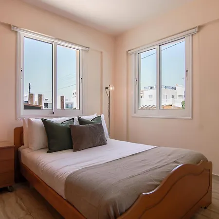 Phaedrus Living: Universal Flat Alina