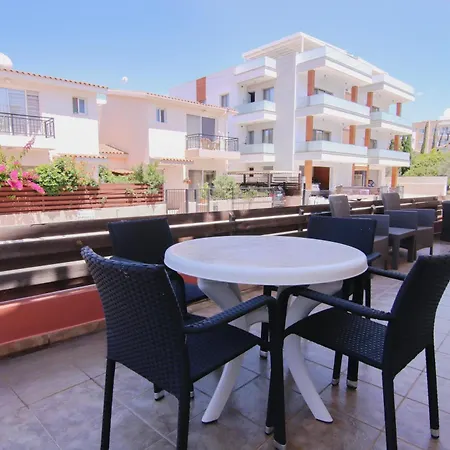 Phaedrus Living: Universal Flat Alina Apartment