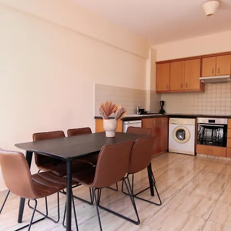 Phaedrus Living: Universal Flat Alina Apartment *