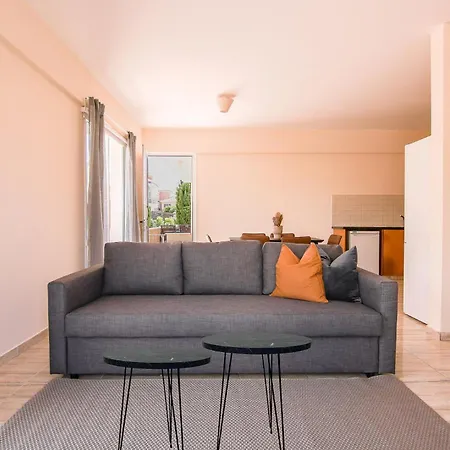 Daire Phaedrus Living: Universal Flat Alina *