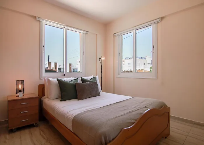 Phaedrus Living: Universal Flat Alina