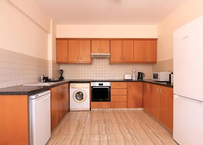 Phaedrus Living: Universal Flat Alina アパート パ フォス